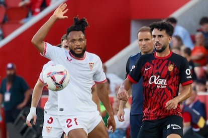 Ejuke, extremo del Sevilla, ante Morlanes, centrocampista del Mallorca.