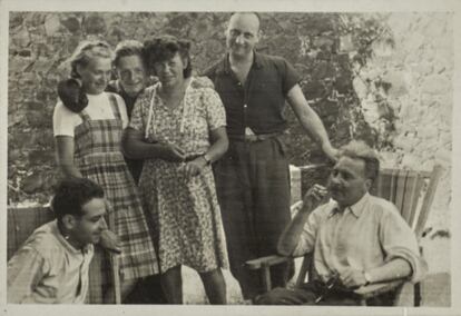 Foto de grupo en Lazaret, abril 1941. Sentado en la derecha: Jacques Rémy; centro: Germaine Krull; en la derecha, sentado en una silla: Victor Serge. Fotografía probablemente tomada por Vlady Serge.