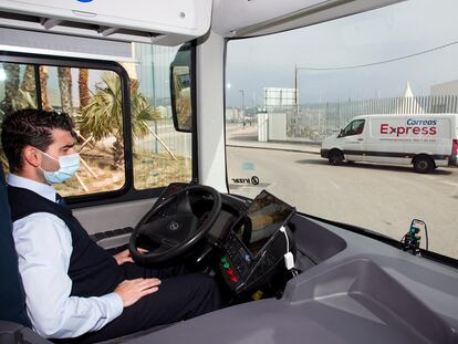 El conductor José Antonio Gálvez, en el autobús autónomo en pruebas de Málaga.