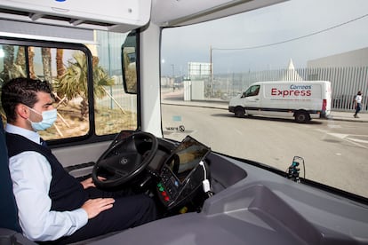 El conductor José Antonio Gálvez, en el autobús autónomo en pruebas de Málaga.