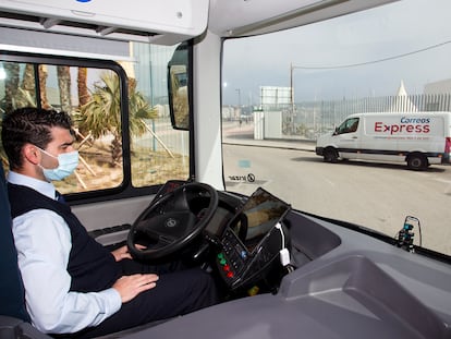 El conductor José Antonio Gálvez, en el autobús autónomo en pruebas de Málaga.
