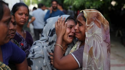 Dabu Patni cries upon hearing the news of her brother Akash Patni, who died when the Air India Boeing 787 Dreamliner plane crashed in Ahmedabad, India, June 12, 2025. REUTERS/Amit Dave TPX IMAGES OF THE DAY