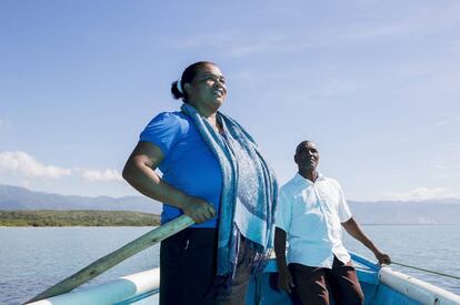 La emprendedora Diana Céspedes junto a su marido, Diego, en su barca de pesca.