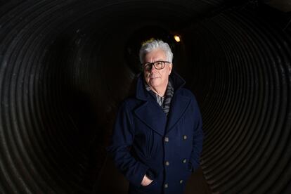 El escritor gales Ken Follett posa en Kelvedon Hatch un refugio nuclear secreto en Essex, Reino Unido, en 2021.