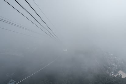 Uno de los teleféricos cruza las nubes pasando por el Pão de Açúcar.