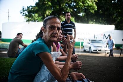 Migrantes cubanos esperando su salvaconducto en la estación migratoria Siglo XXI de Tapachula.