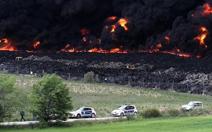 Els treballs d'extinció passen, sobretot, per intentar delimitar el perímetre de l'incendi, amb l'objectiu que no superi l'abocador de pneumàtics que, segons les últimes dades de l'octubre del 2015, podrien sumar gairebé 100.000 tones.