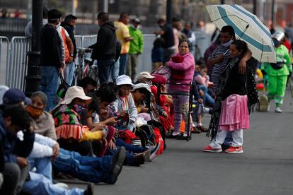 Protesta de comunidades indígenas frente al Palacio Nacional para reclamar apoyos, este lunes.