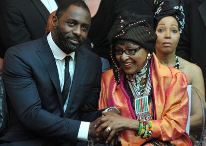 Idris Elba, protagonista de la película, junto a la segunda mujer del exmandatario, Winnie, durante el preestreno.