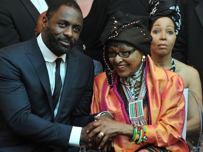 Idris Elba, protagonista de la pel&iacute;cula, junto a la segunda mujer del exmandatario, Winnie, durante el preestreno.