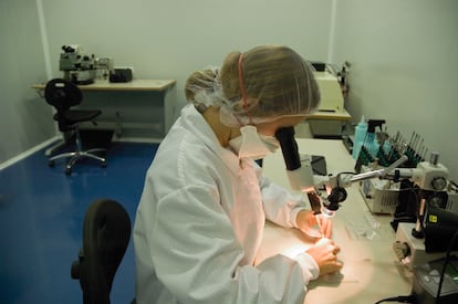 Laboratorio de montaje, con el equipamiento necesario para fabricar sus equipos de forma autónoma. Cuenta con una zona de montaje de componentes dotada de soldadores y microscopios profesionales y de inspección.