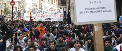 Los manifestantes en su recorrido por las calles de Castell&oacute;n.