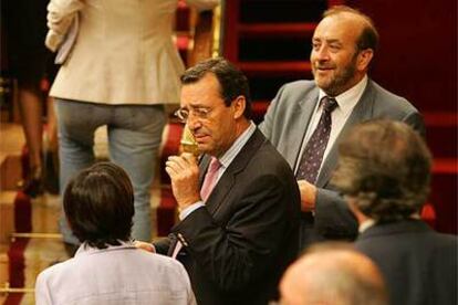 Mario Mingo, presidente del PP en Torrelodones, ex alcalde y diputado del Congreso, en el centro.