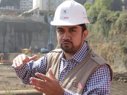 Edgar Tungüí Rodríguez, durante la supervisión de unas boras tras el sismo