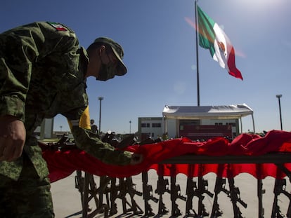 Un soldado mexicano destruye armas decomisadas, el pasado 30 de septiembre.