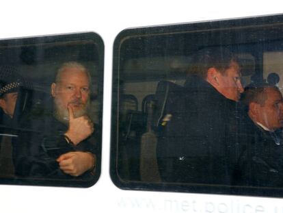La caída de Julian Assange, en imágenes