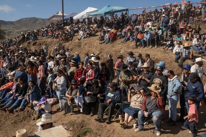 A pesar del sol, los habitantes del ejido La Misión y visitantes se reúnen para observar el concurso de las barrileras en el rodeo. 