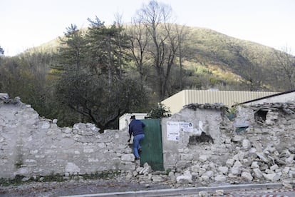 Un hombre inspecciona un muro derribado tras el terremoto en Visso (Italia).