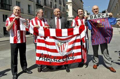 Zubia (primero por la izquierda) posa con los diputados peneuvistas Pedro Azpiazu, Josu Erkoreka y Aitor Esteban y el de CiU Josep Antoni Durán Lleida a la puerta del Congreso en la víspera de la final de la Copa Barça-Athletic de mayo pasado.