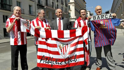 Zubia (primero por la izquierda) posa con los diputados peneuvistas Pedro Azpiazu, Josu Erkoreka y Aitor Esteban y el de CiU Josep Antoni Durán Lleida a la puerta del Congreso en la víspera de la final de la Copa Barça-Athletic de mayo pasado.