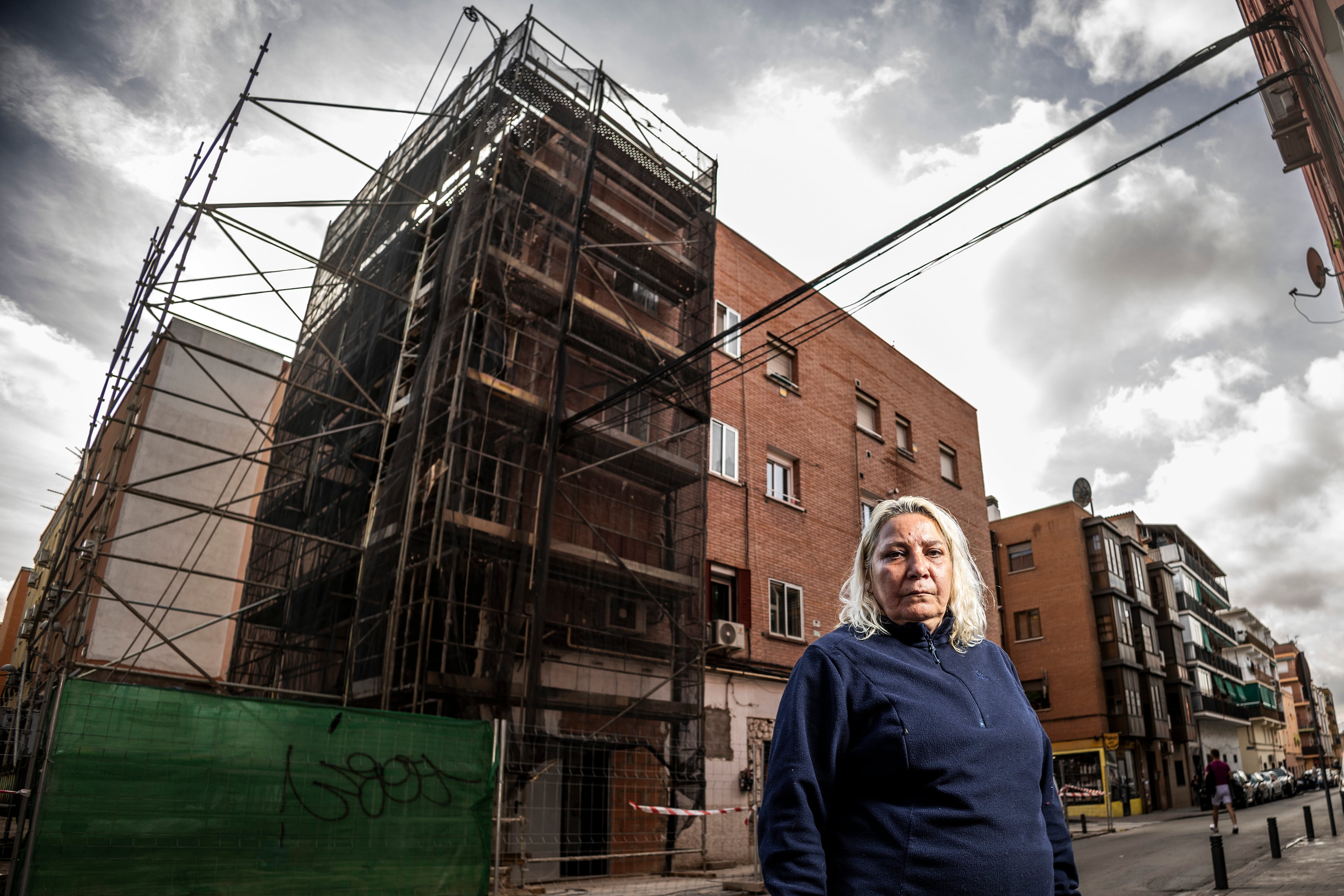 Nuria Castillo, vecina del edificio que explosionó en la calle de Manuel Maroto, 3, en Vallecas, y ahora duerme en la calle, con el edificio al fondo