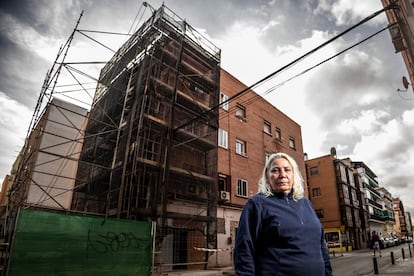 Nuria Castillo, vecina del edificio que explosionó en la calle de Manuel Maroto, 3, en Vallecas, y ahora duerme en la calle