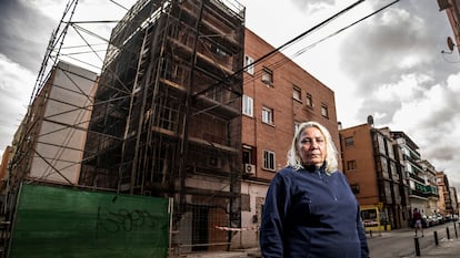 Nuria Castillo, vecina del edificio que explosionó en la calle de Manuel Maroto, 3, en Vallecas, y ahora duerme en la calle