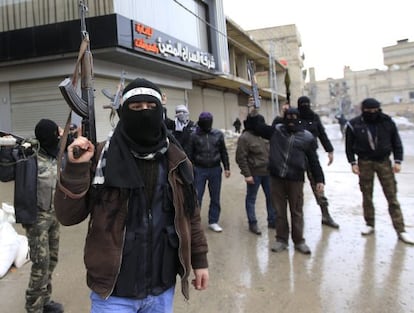 Soldados desertores, tras tomar una calle en Saqba, un suburbio de Damasco, el domingo. 