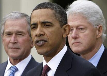 El presidente Obama, junto Bush y Clinton, sus predecesores, presenta desde la Casa Blanca un fondo de ayuda: www.clintonbushhaitifund.org