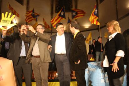 Joan Puigcercós (tercero por la izquierda) tras el mitin de ERC en La Seu d&#39;Urgell (Lleida).