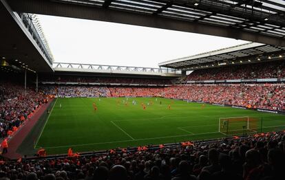 Imagen panor&aacute;mica del estadio de Anfield Road.