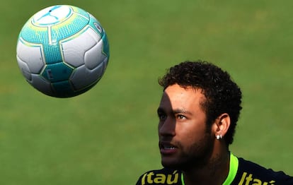 Neymar se adiestra antes del partido de Brasil contra Uruguay.