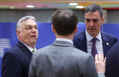 El primer ministro de Hungría, Viktor Orban, a la izquierda, y el presidente del Gobierno español, Pedro Sánchez, escuchan al presidente de Francia, Emmanuel Macron, este jueves en Bruselas.