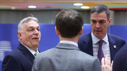 El primer ministro de Hungría, Viktor Orban, a la izquierda, y el presidente del Gobierno español, Pedro Sánchez, escuchan al presidente de Francia, Emmanuel Macron, este jueves en Bruselas.