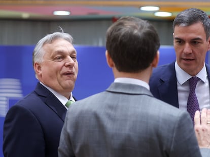 El primer ministro de Hungría, Viktor Orban, a la izquierda, y el presidente del Gobierno español, Pedro Sánchez, escuchan al presidente de Francia, Emmanuel Macron, este jueves en Bruselas.