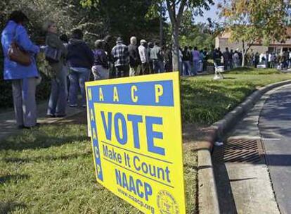 Los electores hacen cola ante un centro de votación anticipada en Charlotte, Carolina del Norte.