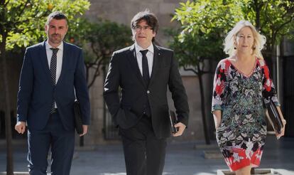 Santi Vila, Carles Puigdemont i Neus Munté dimarts abans de la reunió del Govern.