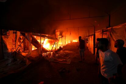 Un incendio en el patio del hospital Al-Aqsa, tras el bombardeo israelí.