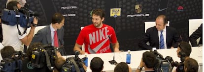 El jugador de los Lakers Pau Gasol se manifestó ayer a favor del Movimiento 15-M. “Es un acto de esperanza”, dijo en Alicante junto a José Joaquín Ripoll (derecha), presidente en funciones de la Diputación de Alicante imputado en el 'caso Brugal'.