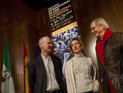Piluca Baquero, entre el guionista Paul Laverty y el director Ken Loach, en el Festival de Cine Político de Ronda de 2010.