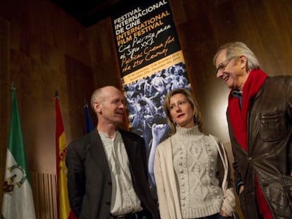 Piluca Baquero, entre el guionista Paul Laverty y el director Ken Loach, en el Festival de Cine Pol&iacute;tico de Ronda de 2010.