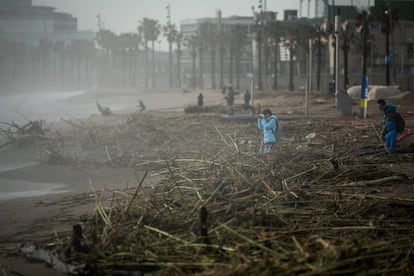 Estado de la playa de la Barceloneta tras el paso de la borrasca Gloria, este jueves.