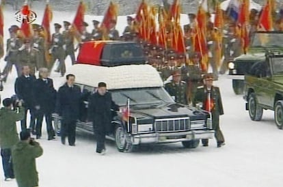 Imagen de la televisi&oacute;n KRT en la que se aprecia el ata&uacute;d de Kim Jong-il.