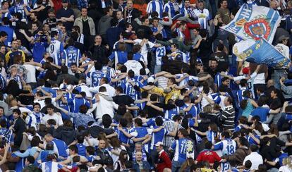 La afición del Espanyol le da la espalda al campo.