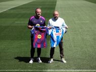 Hansi Flick y Manolo González posan con las camisetas del Barcelona y del Espanyol antes del derbi.