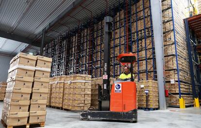 Un trabajador mueve grandes cantidades de cajas en el archivo.