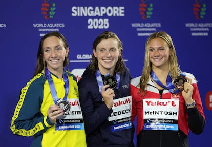 De izquierda a derecha, Lani Pallister, plata; Katie Ledecky, oro; y Summer McIntosh, bronce, en el podio de los 800m libre, este sábado.