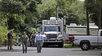 Los oficiales de policía comprueban el apartamento, donde se alojaba el autor de los disparos, en el de club nocturno de Orlando.