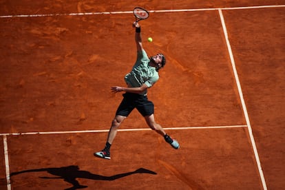 Tsitsipas volea durante la final en Montecarlo.