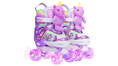 Patines violetas con peluches de unicornios.